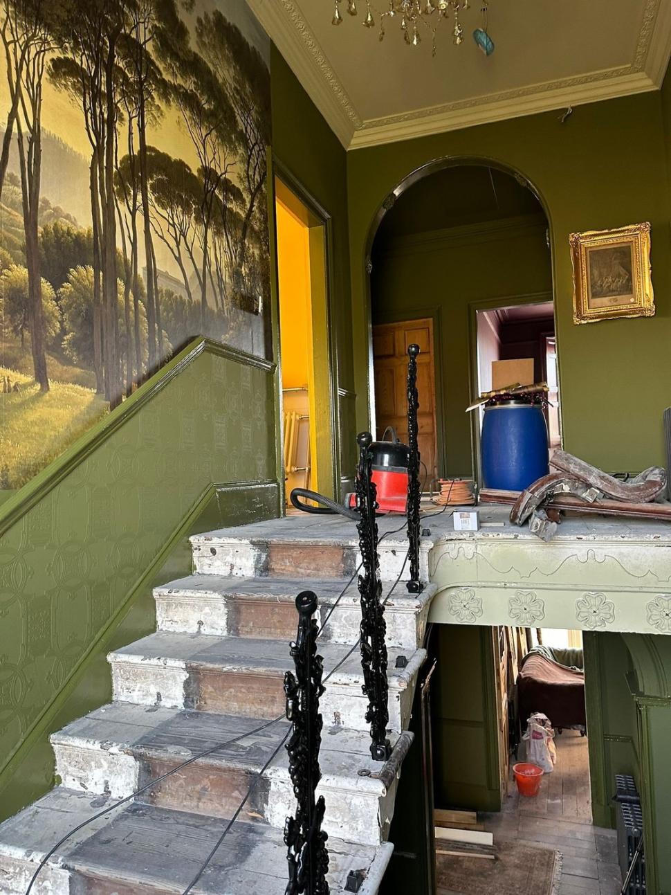 Doi pensionari au fost inspirați să cumpere un conac în ruină pe care l-au renovat, dar acum i-a transformat în niște oameni bogați 1024080