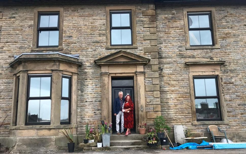 Doi pensionari au fost inspirați să cumpere un conac în ruină pe care l-au renovat, dar acum i-a transformat în niște oameni bogați 1024081