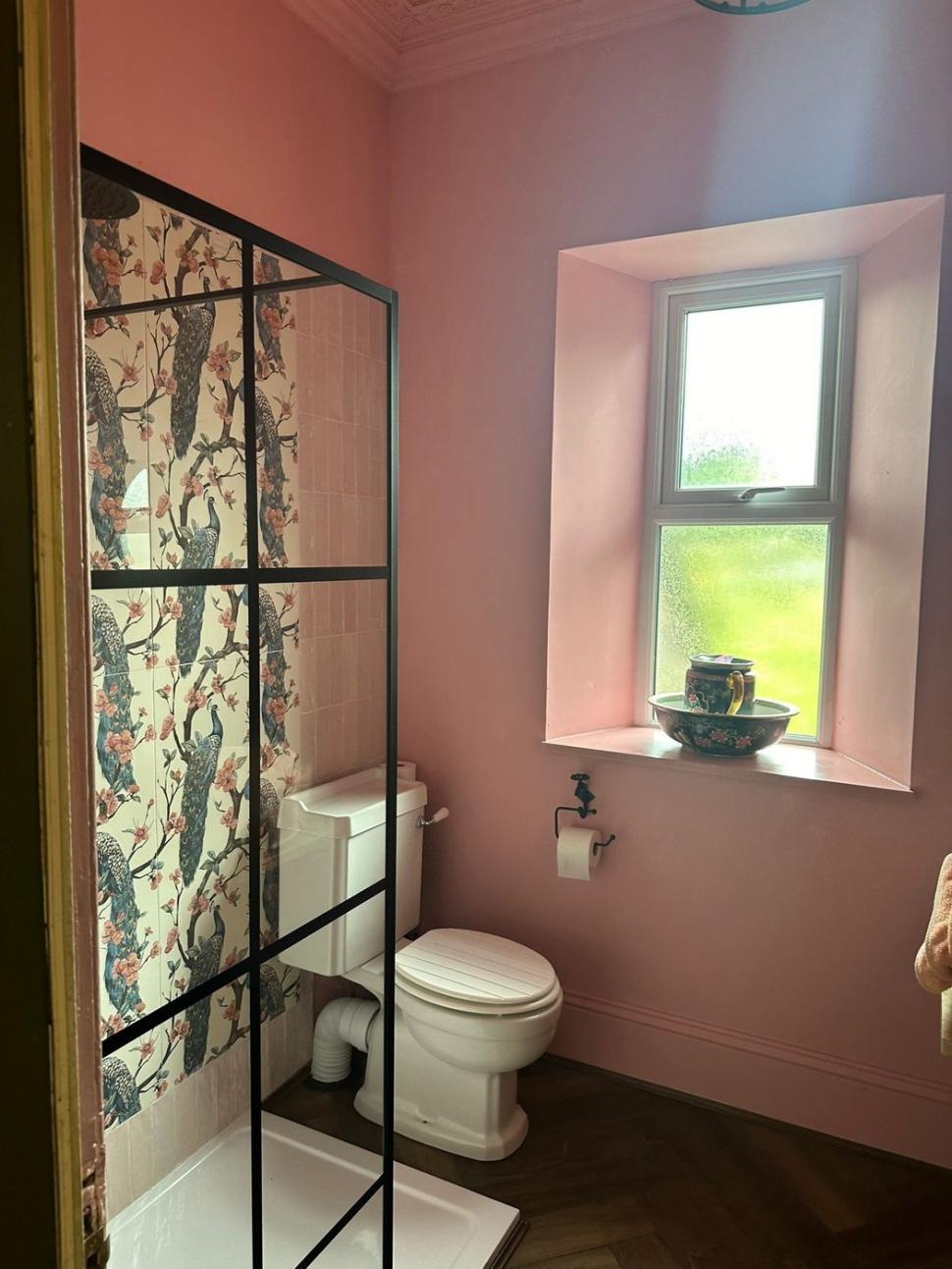 Doi pensionari au fost inspirați să cumpere un conac în ruină pe care l-au renovat, dar acum i-a transformat în niște oameni bogați 1024082