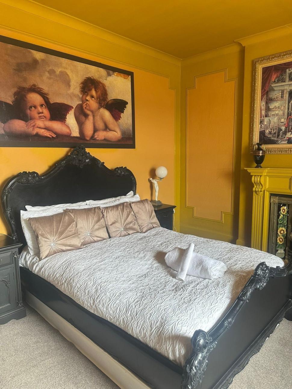 Doi pensionari au fost inspirați să cumpere un conac în ruină pe care l-au renovat, dar acum i-a transformat în niște oameni bogați 1024083