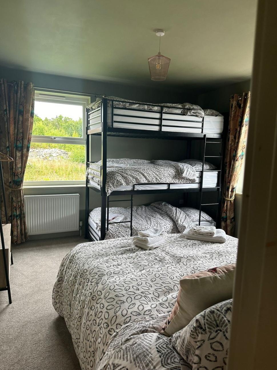 Doi pensionari au fost inspirați să cumpere un conac în ruină pe care l-au renovat, dar acum i-a transformat în niște oameni bogați 1024084