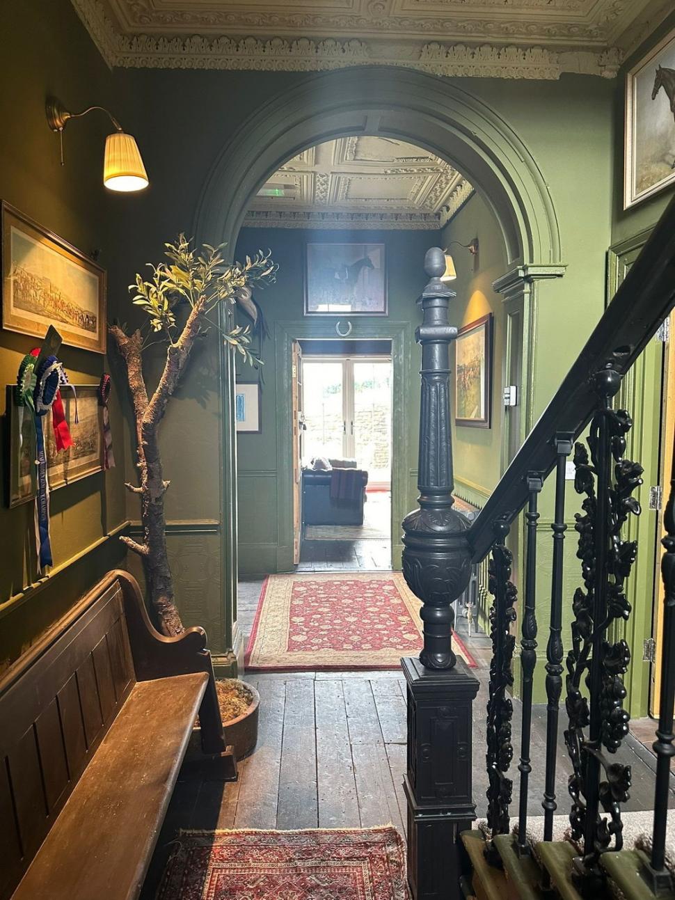 Doi pensionari au fost inspirați să cumpere un conac în ruină pe care l-au renovat, dar acum i-a transformat în niște oameni bogați 1024085