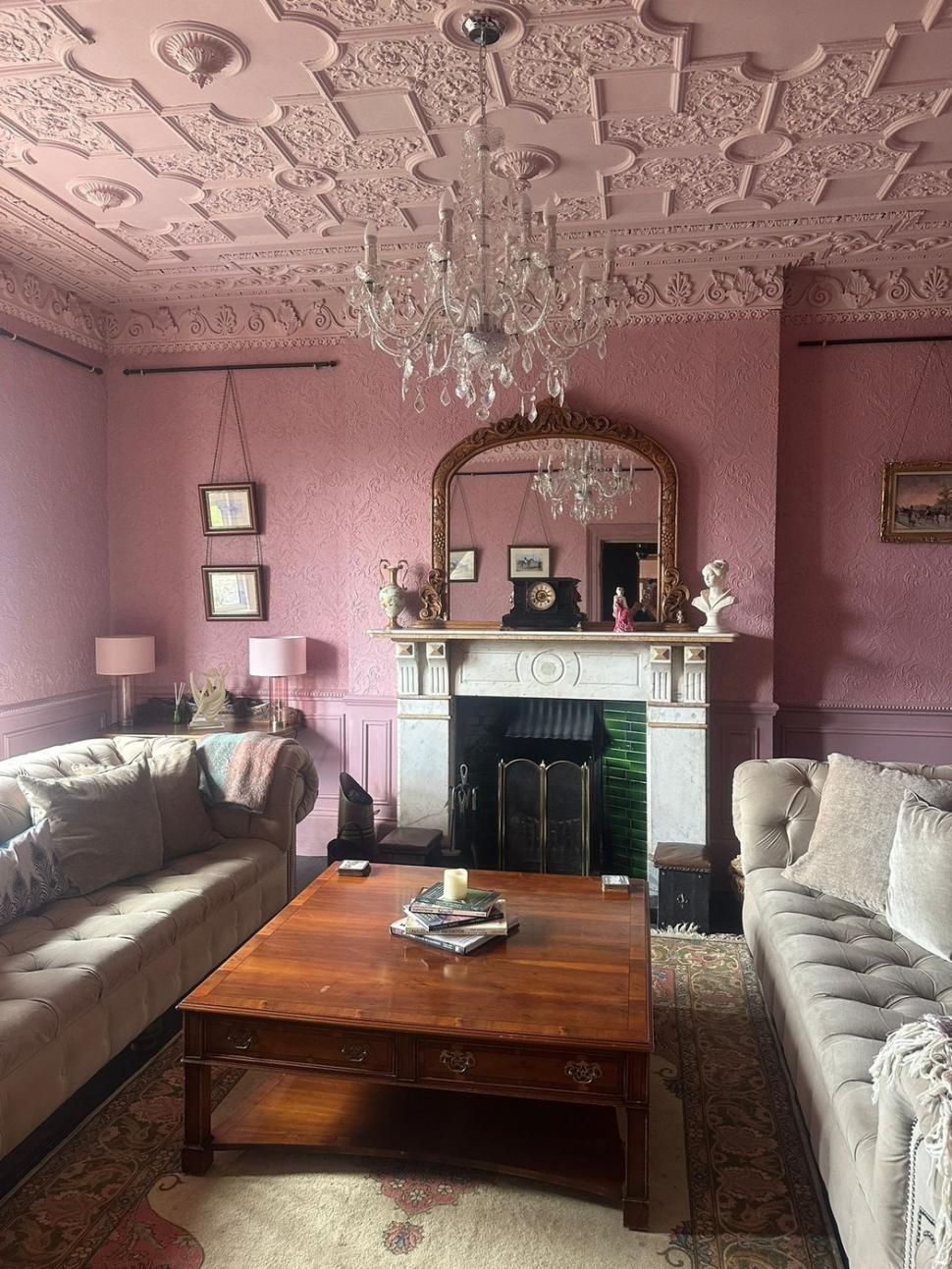 Doi pensionari au fost inspirați să cumpere un conac în ruină pe care l-au renovat, dar acum i-a transformat în niște oameni bogați 1024086