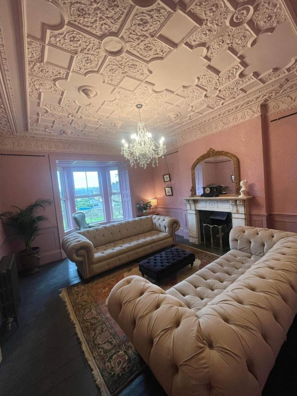 Doi pensionari au fost inspirați să cumpere un conac în ruină pe care l-au renovat, dar acum i-a transformat în niște oameni bogați 1024087