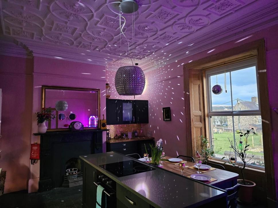 Doi pensionari au fost inspirați să cumpere un conac în ruină pe care l-au renovat, dar acum i-a transformat în niște oameni bogați 1024088