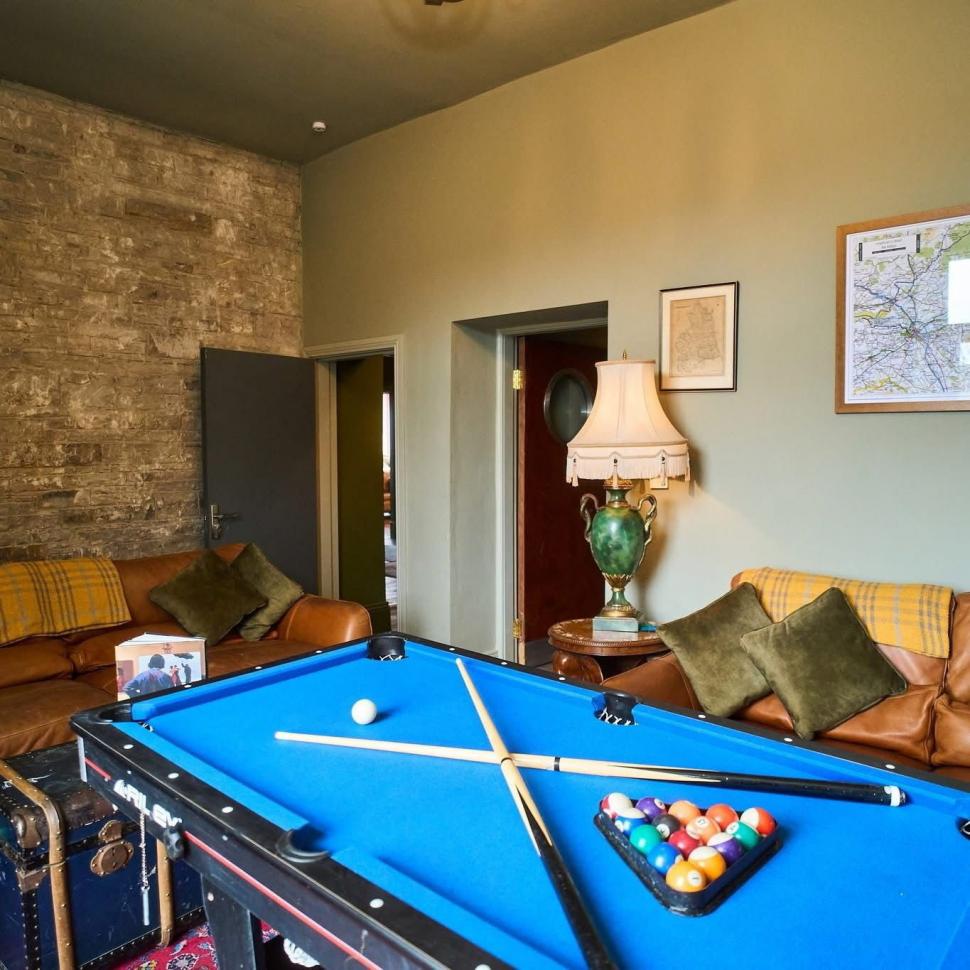 Doi pensionari au fost inspirați să cumpere un conac în ruină pe care l-au renovat, dar acum i-a transformat în niște oameni bogați 1024089