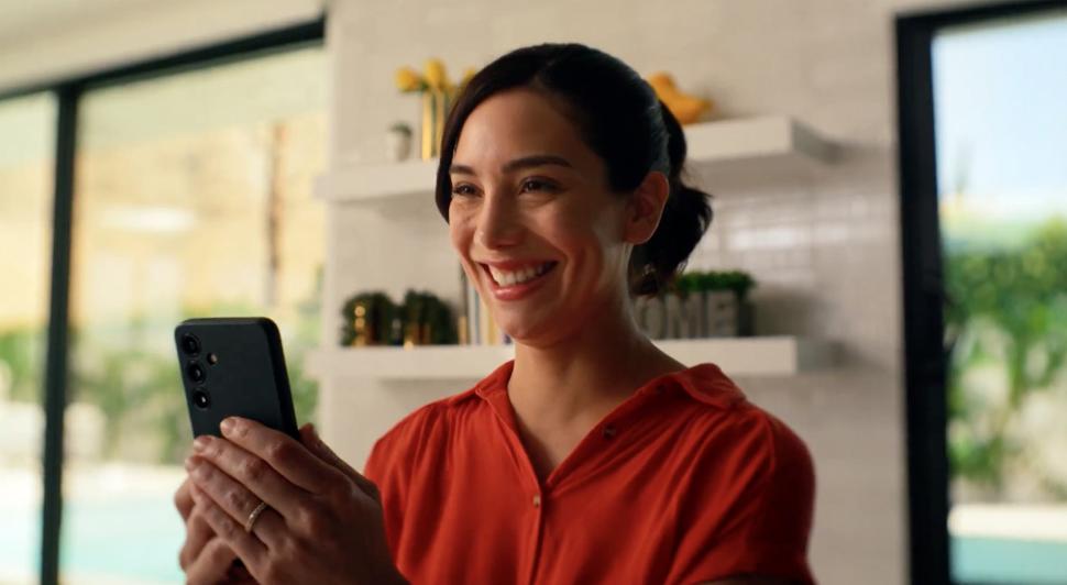 O companie de AI a lansat o aplicație prin care poți vorbi cu oamenii dragi care au murit. Un fost star Disney e fondatorul 1023959