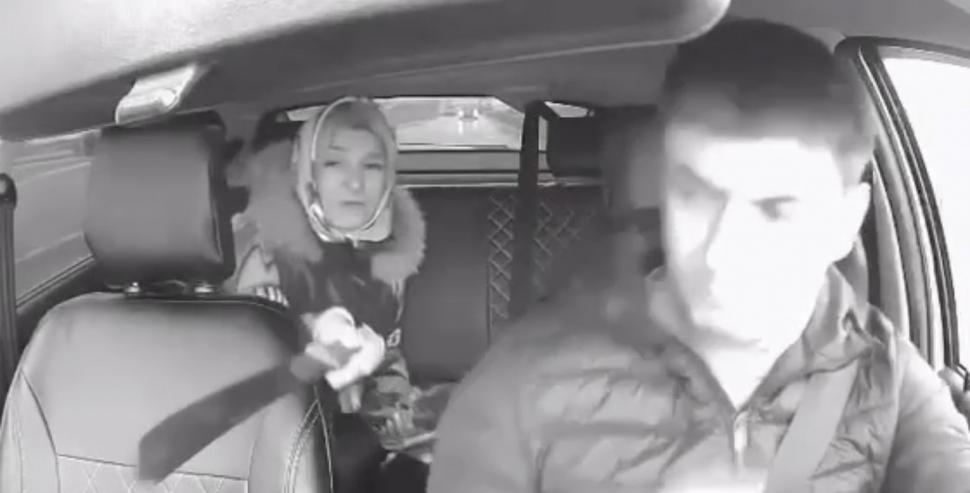 Pasagera dintr-un taxi l-a amenințat pe șofer cu maceta ca să schimbe muzica: A cerut un „chanson” și să o ducă la cimitir 1024020