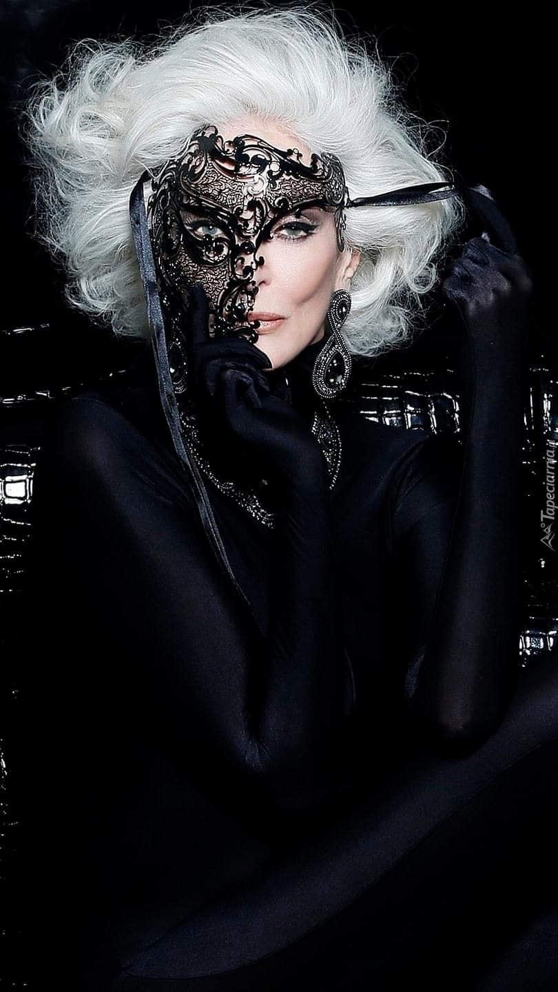 Carmen are 94 de ani și încă lucrează ca fotomodel. A apărut de curând pe coperta Vogue 1024351