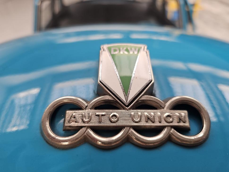 Un model DKW 3=6 Sonderklasse, construit de predecesorul AUDI în urmă cu 65 de ani, a intrat pe poarta RAR Grivița 1024274