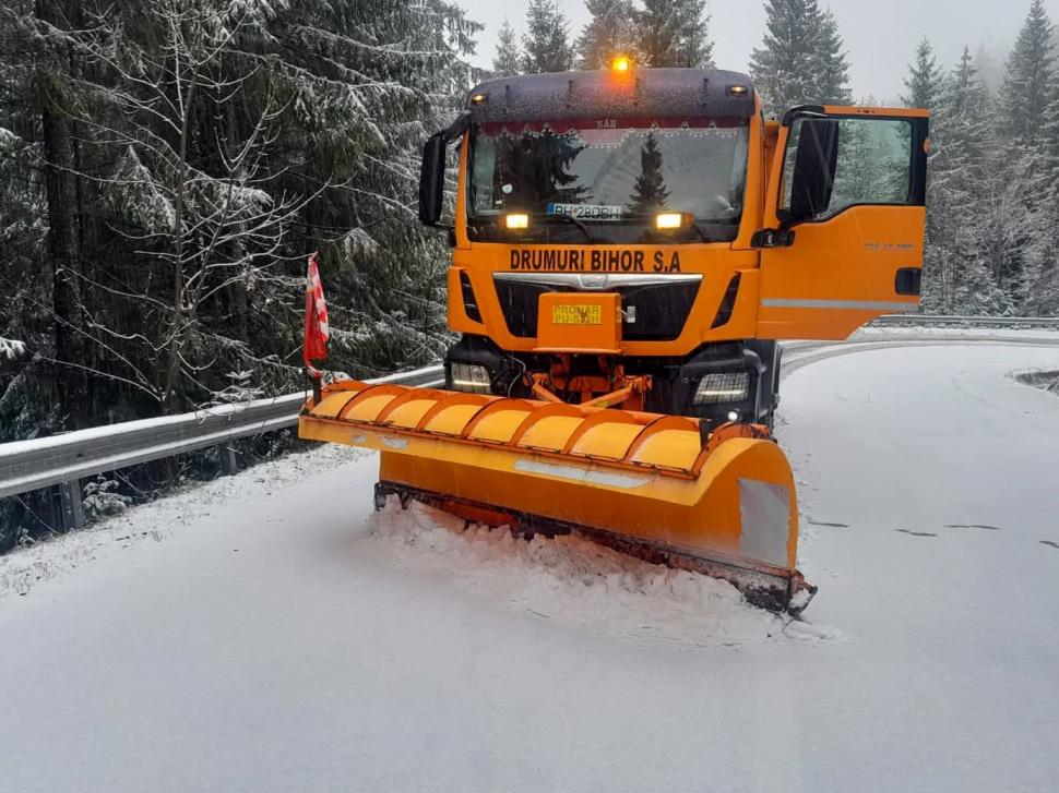 Prima ninsoare serioasă din acest sezon a scos utilajele de deszăpezire pe drumurile din mai multe județe 1024566
