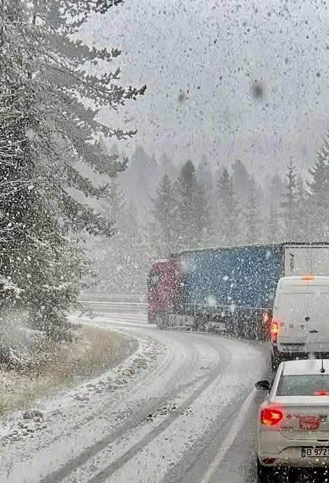 Prima ninsoare serioasă din acest sezon a scos utilajele de deszăpezire pe drumurile din mai multe județe 1024567