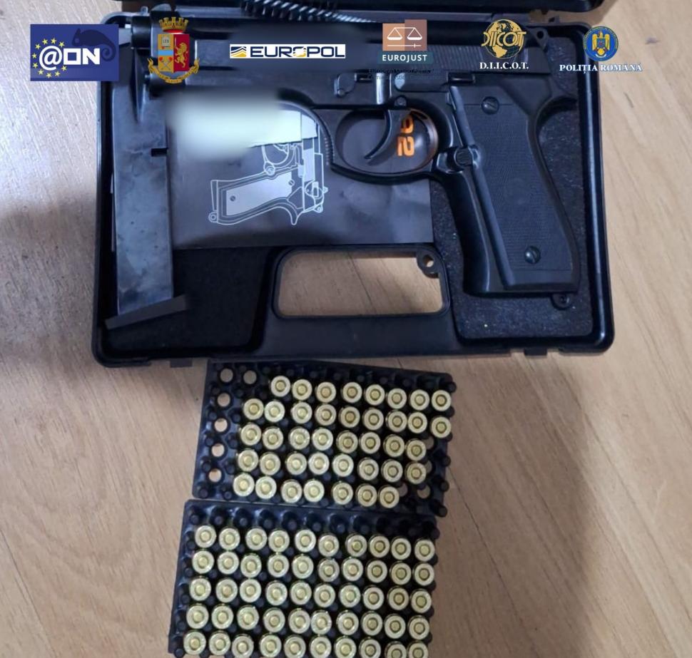 Proxeneții din Iași care exploatau fete la Roma au fost săltați, după zeci de percheziții. Bani, mașini și armament, confiscate 1024500