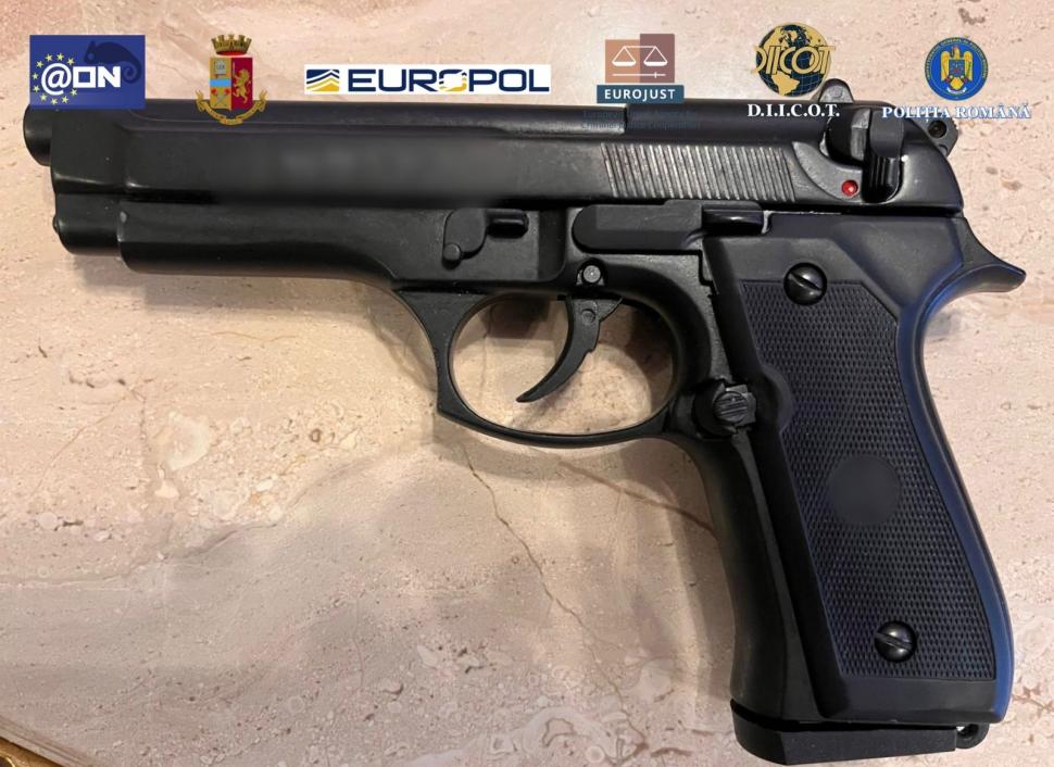 Proxeneții din Iași care exploatau fete la Roma au fost săltați, după zeci de percheziții. Bani, mașini și armament, confiscate 1024501