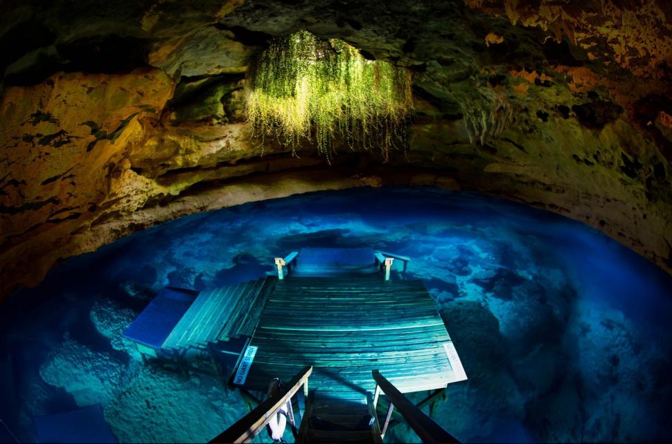 Grota cu apă caldă unde turiștii înoată printre fosile de monștri preistorici. Cum arată „Bârlogul Diavolului” și de ce i se spune așa 1024683