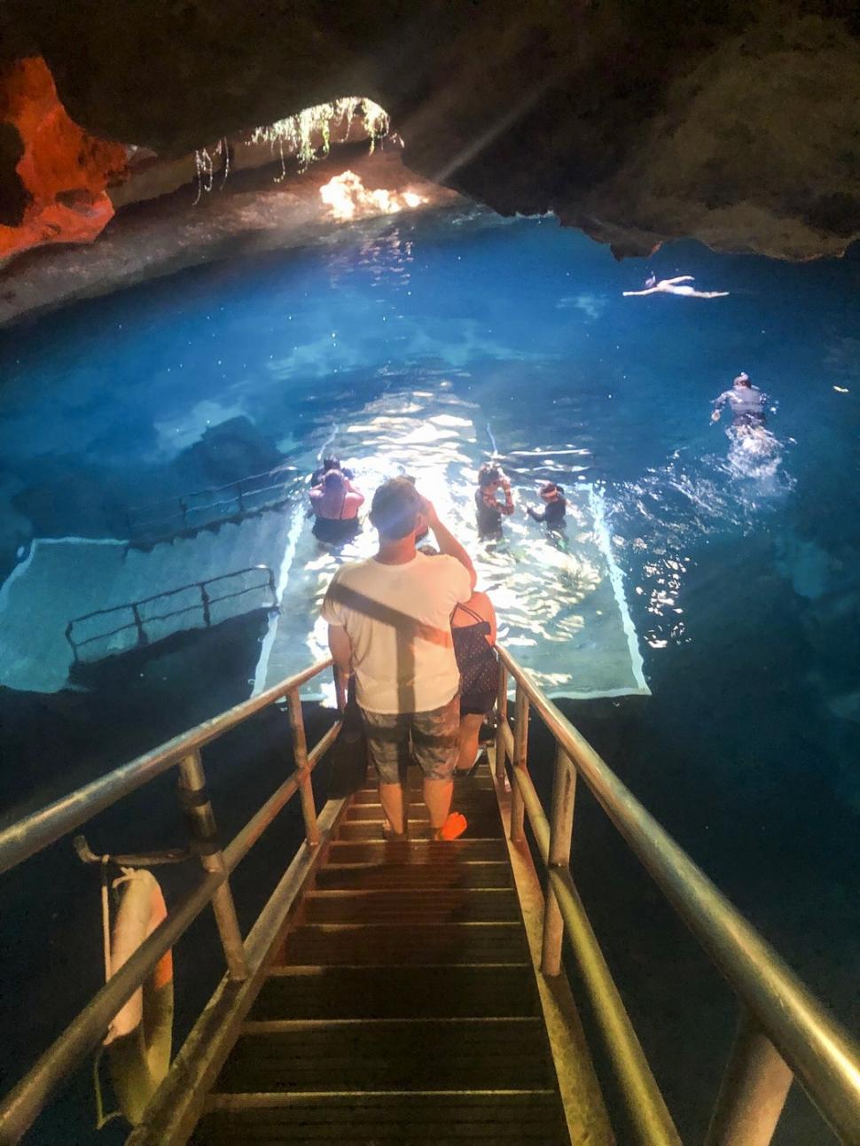 Grota cu apă caldă unde turiștii înoată printre fosile de monștri preistorici. Cum arată „Bârlogul Diavolului” și de ce i se spune așa 1024684