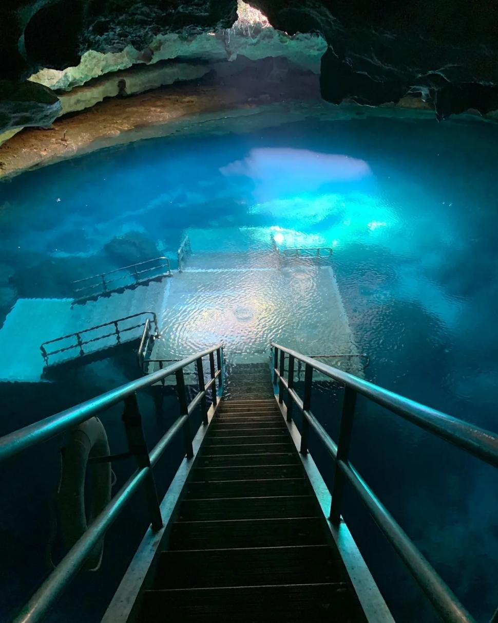 Grota cu apă caldă unde turiștii înoată printre fosile de monștri preistorici. Cum arată „Bârlogul Diavolului” și de ce i se spune așa 1024688