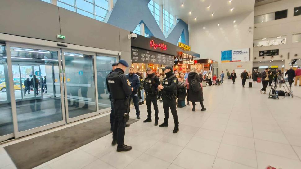 Primele imagini cu Horațiu Potra, adus sub escortă în România: „Mă bucur că am prins o zi ploioasă. A fost un zbor plăcut” 1024993