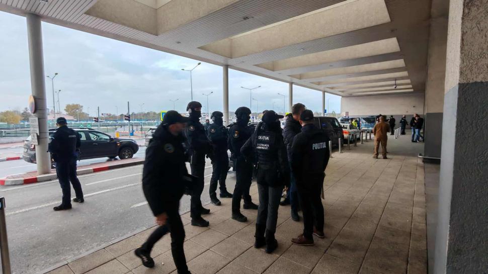 Primele imagini cu Horațiu Potra, adus sub escortă în România: „Mă bucur că am prins o zi ploioasă. A fost un zbor plăcut” 1024995