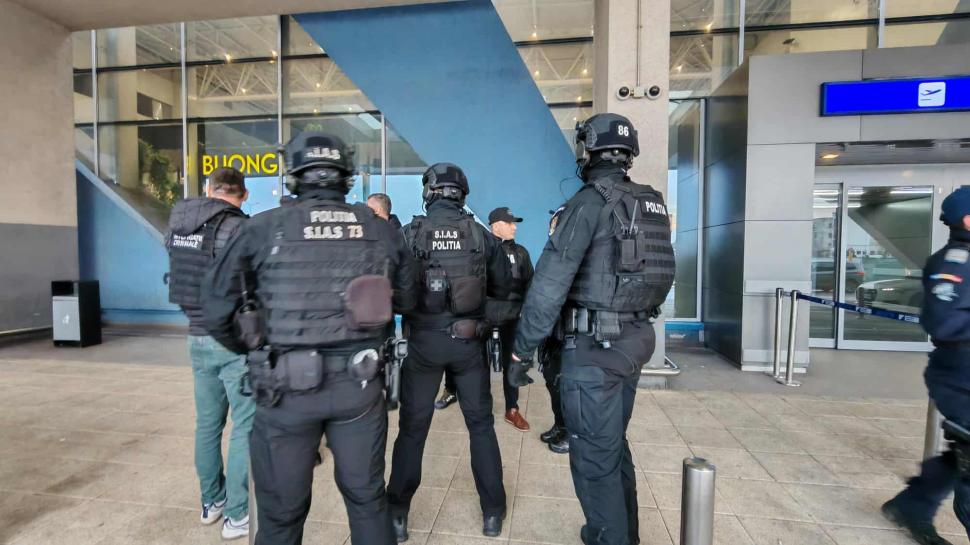 Primele imagini cu Horațiu Potra, adus sub escortă în România: „Mă bucur că am prins o zi ploioasă. A fost un zbor plăcut” 1024996