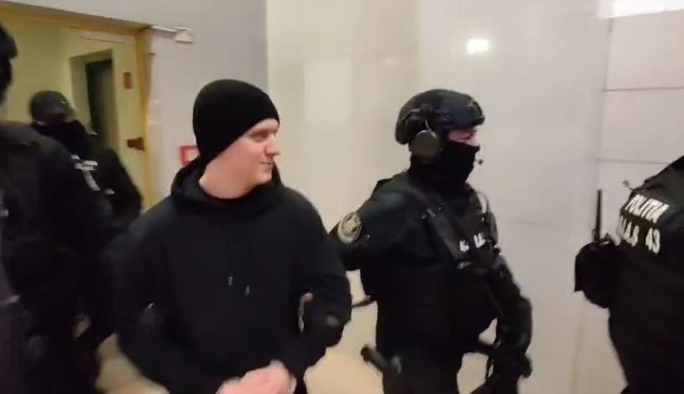 Primele imagini cu Horațiu Potra, adus sub escortă în România: „Mă bucur că am prins o zi ploioasă. A fost un zbor plăcut” 1025025