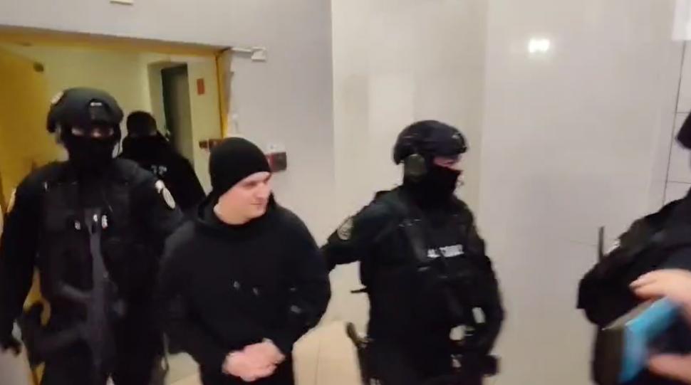 Primele imagini cu Horațiu Potra, adus sub escortă în România: „Mă bucur că am prins o zi ploioasă. A fost un zbor plăcut” 1025026