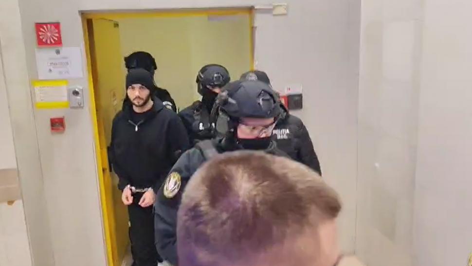 Primele imagini cu Horațiu Potra, adus sub escortă în România: „Mă bucur că am prins o zi ploioasă. A fost un zbor plăcut” 1025027