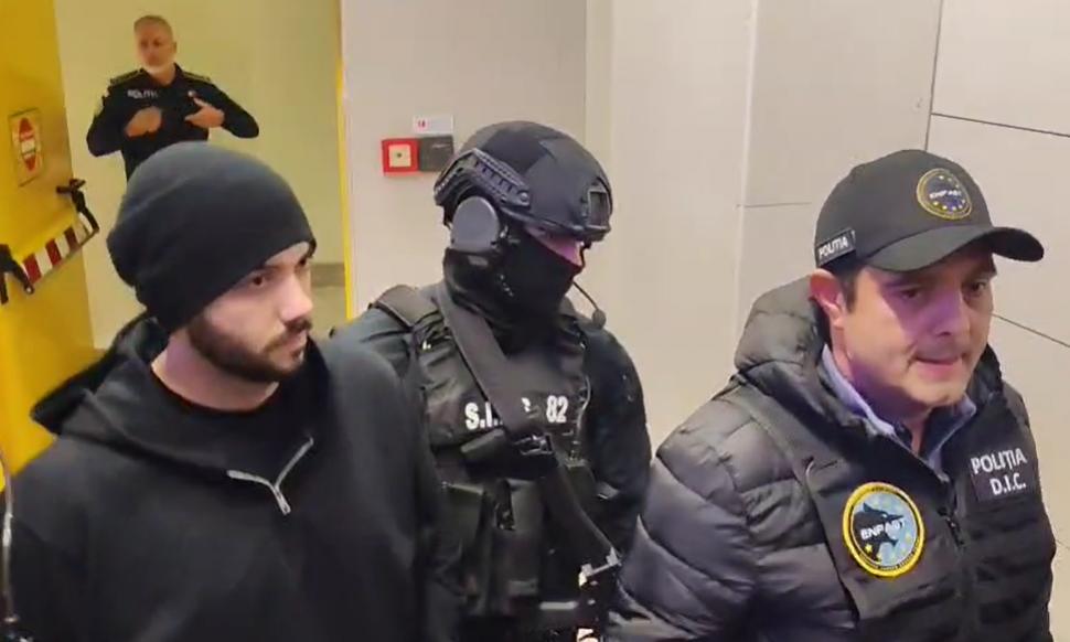 Primele imagini cu Horațiu Potra, adus sub escortă în România: „Mă bucur că am prins o zi ploioasă. A fost un zbor plăcut” 1025028