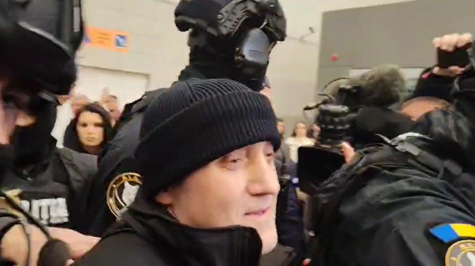 Primele imagini cu Horațiu Potra, adus sub escortă în România: „Mă bucur că am prins o zi ploioasă. A fost un zbor plăcut” 1025029