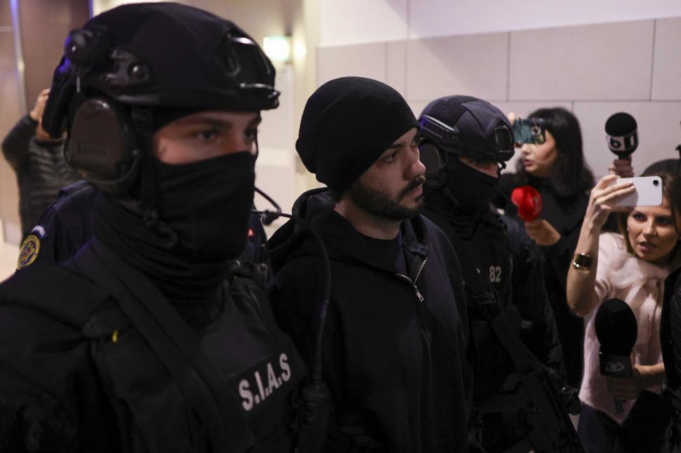 Primele imagini cu Horațiu Potra, adus sub escortă în România: „Mă bucur că am prins o zi ploioasă. A fost un zbor plăcut” 1025037