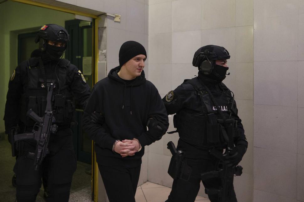 Primele imagini cu Horațiu Potra, adus sub escortă în România: „Mă bucur că am prins o zi ploioasă. A fost un zbor plăcut” 1025038