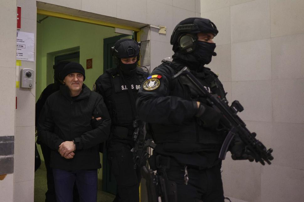 Primele imagini cu Horațiu Potra, adus sub escortă în România: „Mă bucur că am prins o zi ploioasă. A fost un zbor plăcut” 1025039