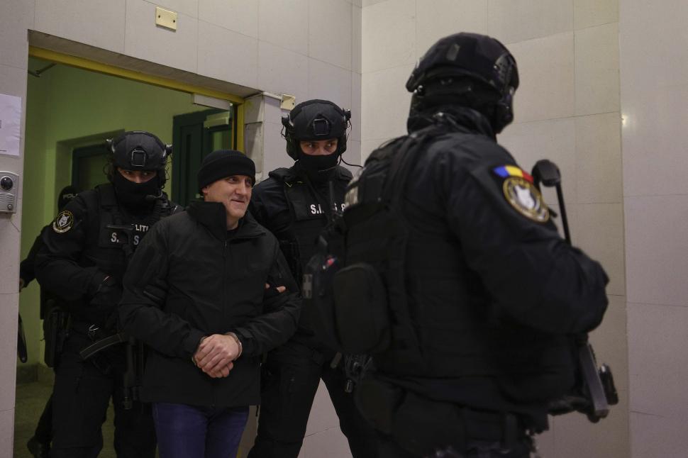 Primele imagini cu Horațiu Potra, adus sub escortă în România: „Mă bucur că am prins o zi ploioasă. A fost un zbor plăcut” 1025040