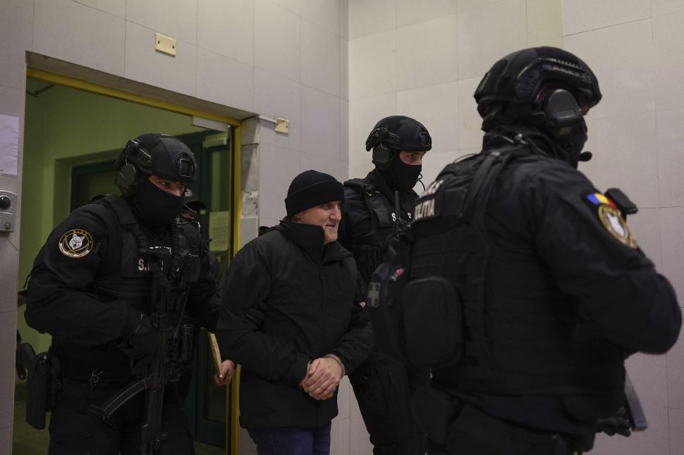 Primele imagini cu Horațiu Potra, adus sub escortă în România: „Mă bucur că am prins o zi ploioasă. A fost un zbor plăcut” 1025041