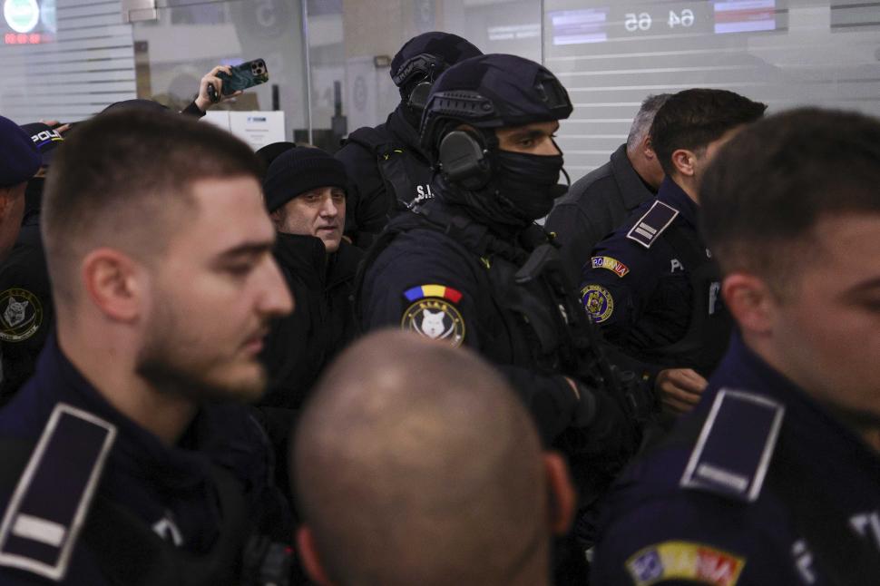 Primele imagini cu Horațiu Potra, adus sub escortă în România: „Mă bucur că am prins o zi ploioasă. A fost un zbor plăcut” 1025042