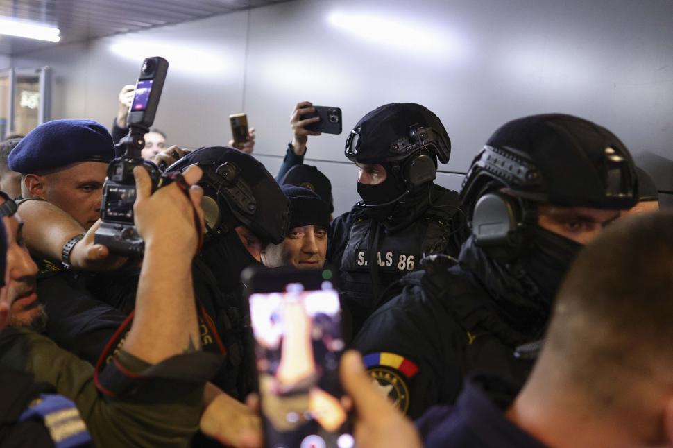 Primele imagini cu Horațiu Potra, adus sub escortă în România: „Mă bucur că am prins o zi ploioasă. A fost un zbor plăcut” 1025043