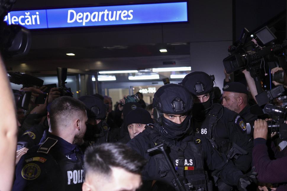 Primele imagini cu Horațiu Potra, adus sub escortă în România: „Mă bucur că am prins o zi ploioasă. A fost un zbor plăcut” 1025044