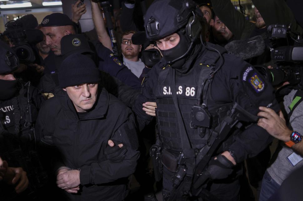 Primele imagini cu Horațiu Potra, adus sub escortă în România: „Mă bucur că am prins o zi ploioasă. A fost un zbor plăcut” 1025045