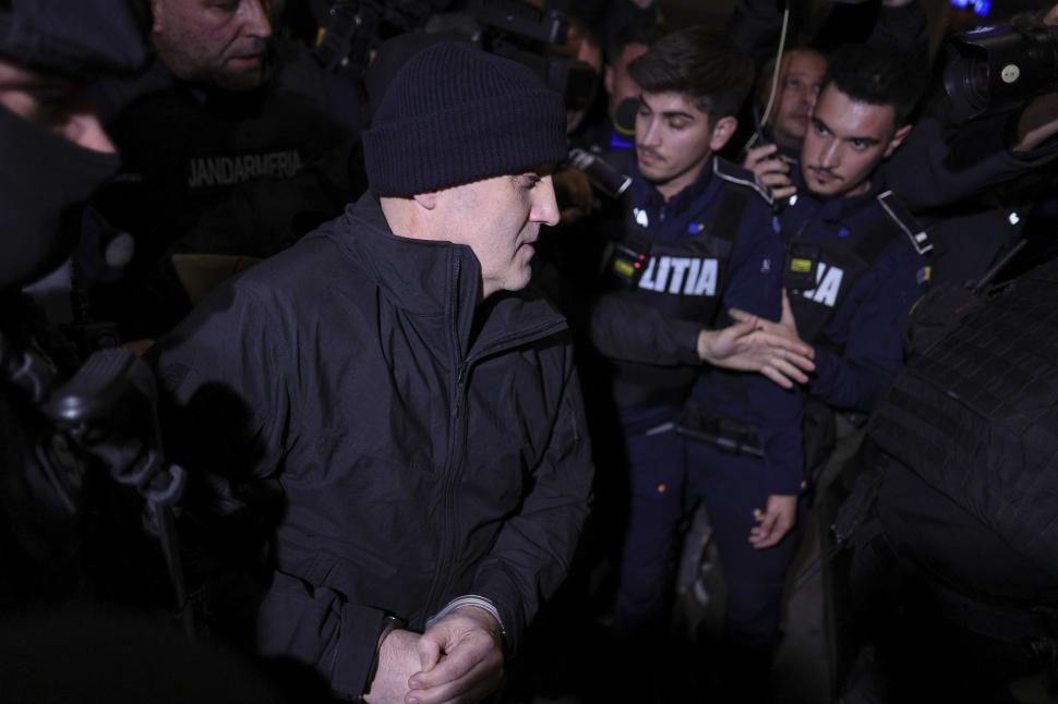 Primele imagini cu Horațiu Potra, adus sub escortă în România: „Mă bucur că am prins o zi ploioasă. A fost un zbor plăcut” 1025047