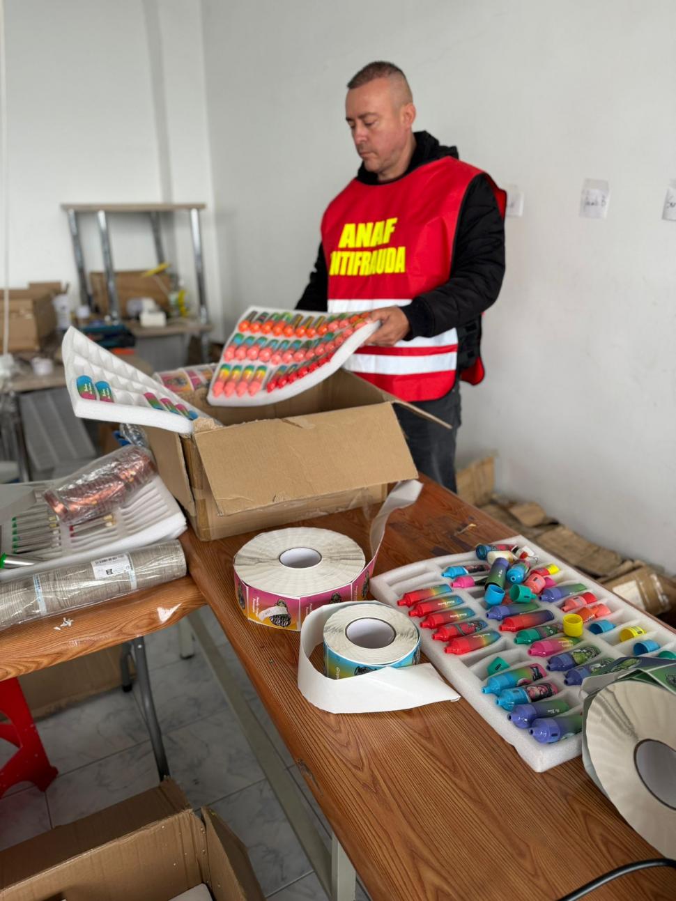 ANAF a descoperit o fabrică de dispozitive de vapat clandestină, ascunsă într-o hală din Prahova. Evaziune de 4 milioane de euro 1025141