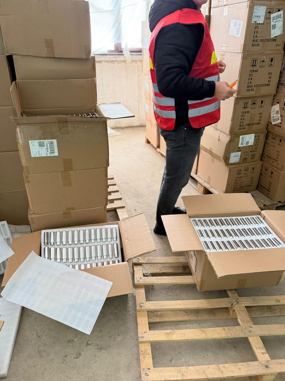 ANAF a descoperit o fabrică de dispozitive de vapat clandestină, ascunsă într-o hală din Prahova. Evaziune de 4 milioane de euro 1025142