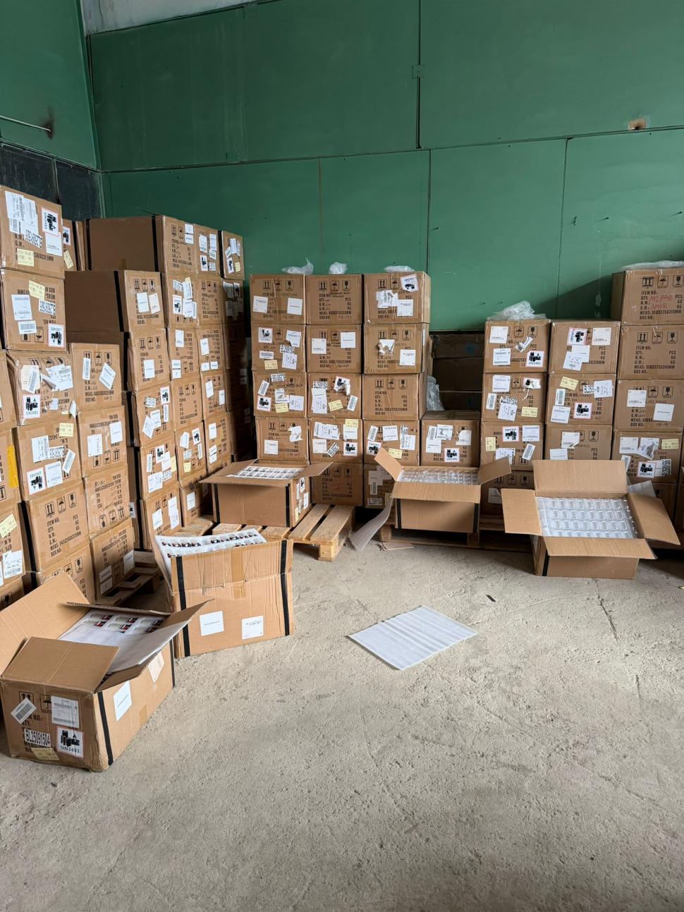 ANAF a descoperit o fabrică de dispozitive de vapat clandestină, ascunsă într-o hală din Prahova. Evaziune de 4 milioane de euro 1025143