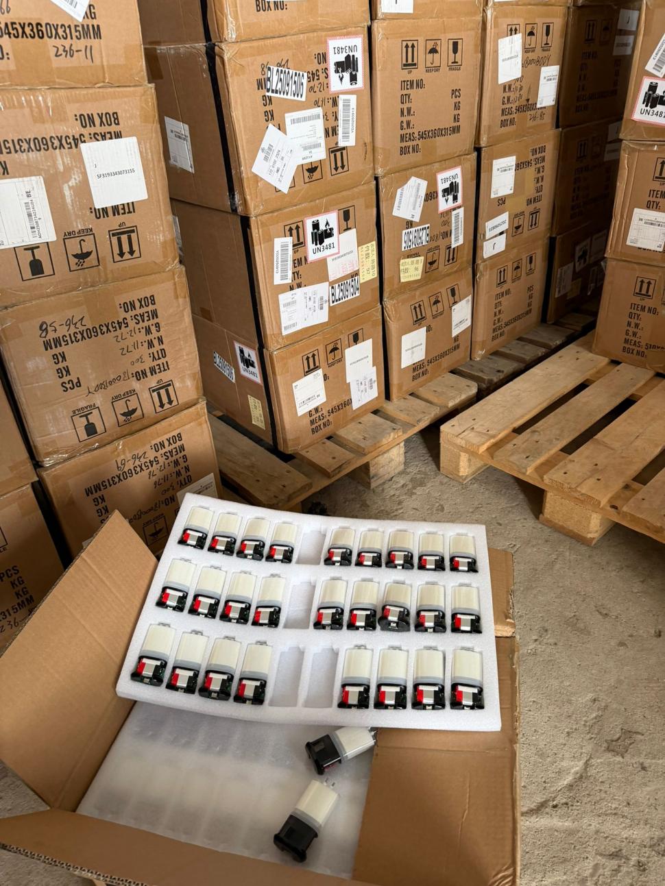 ANAF a descoperit o fabrică de dispozitive de vapat clandestină, ascunsă într-o hală din Prahova. Evaziune de 4 milioane de euro 1025144