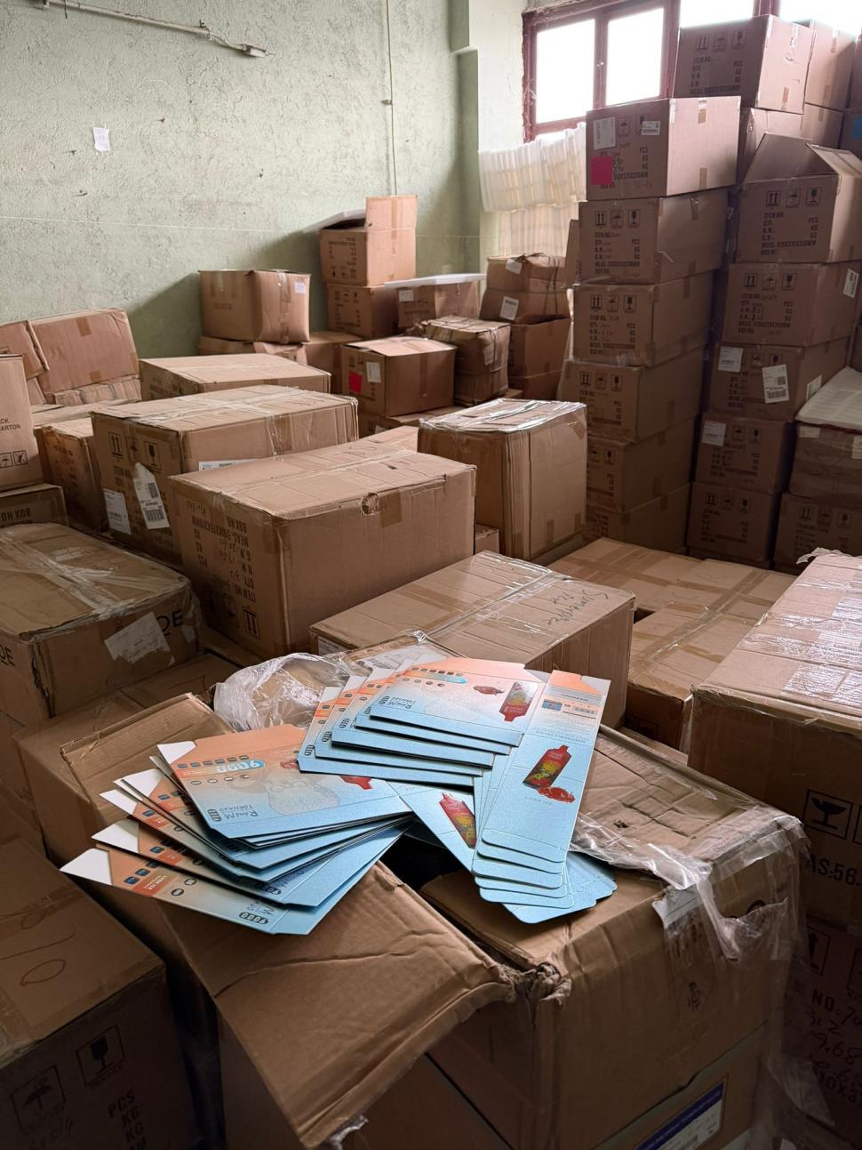 ANAF a descoperit o fabrică de dispozitive de vapat clandestină, ascunsă într-o hală din Prahova. Evaziune de 4 milioane de euro 1025145