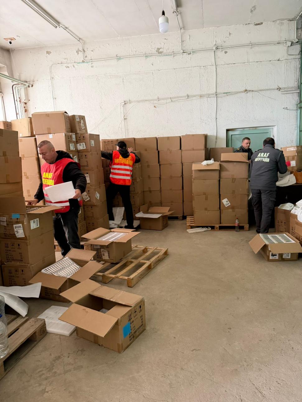 ANAF a descoperit o fabrică de dispozitive de vapat clandestină, ascunsă într-o hală din Prahova. Evaziune de 4 milioane de euro 1025146