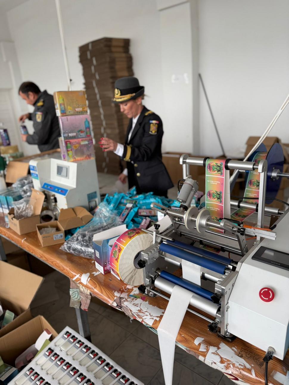 ANAF a descoperit o fabrică de dispozitive de vapat clandestină, ascunsă într-o hală din Prahova. Evaziune de 4 milioane de euro 1025147