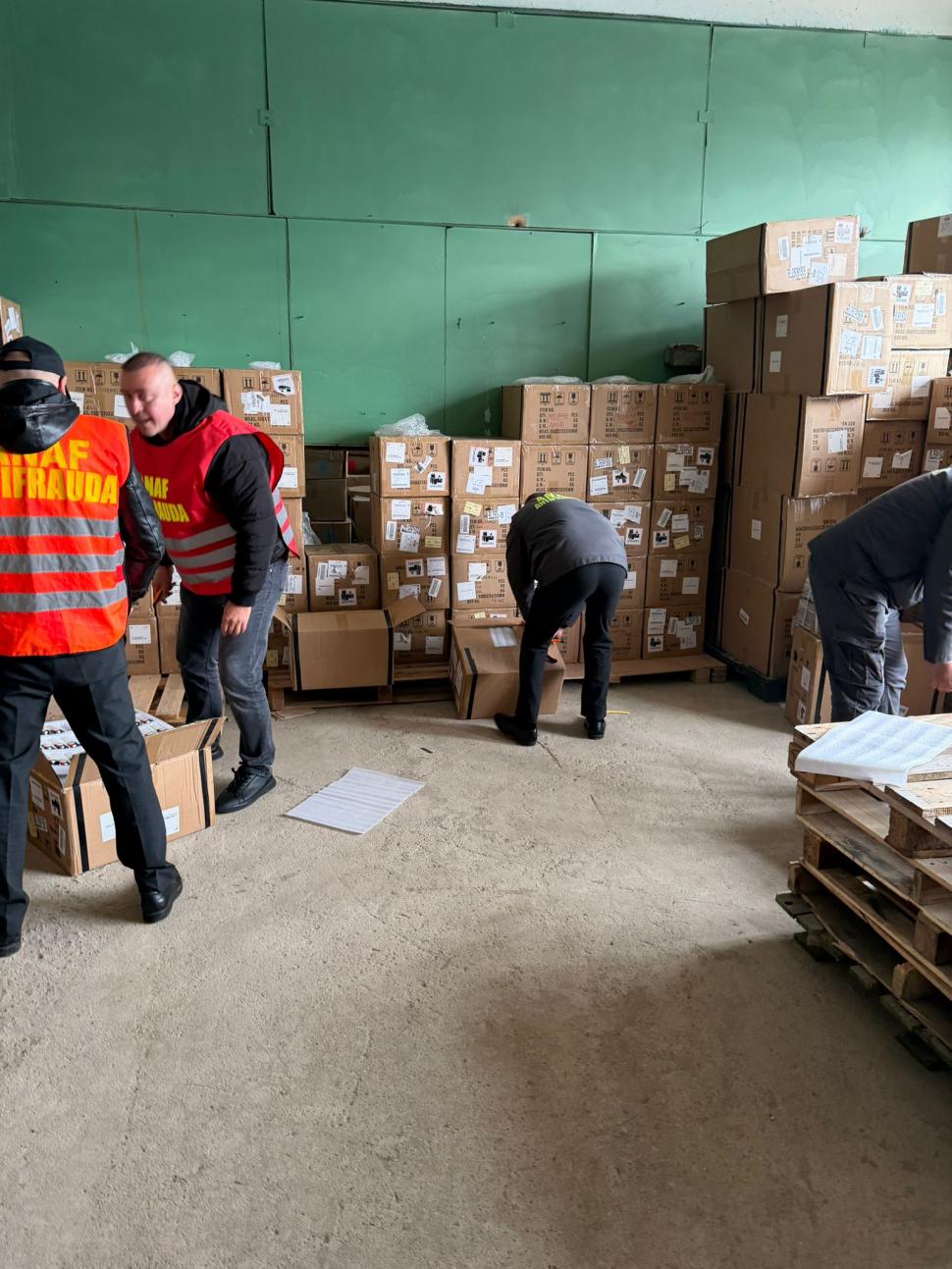 ANAF a descoperit o fabrică de dispozitive de vapat clandestină, ascunsă într-o hală din Prahova. Evaziune de 4 milioane de euro 1025148