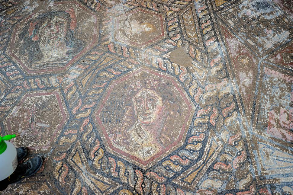 Descoperire arheologică unică: Un mozaic ascuns sub o stradă a fost în sfârșit dezvelit în întregime, în fostul oraș antic Niceea 1025214