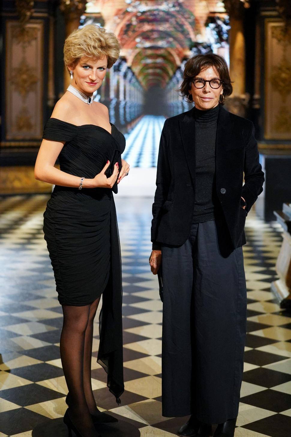 Noua statuie de ceară a Prinţesei Diana, în emblematica "revenge dress", a fost expusă într-un muzeu din Paris 1025154