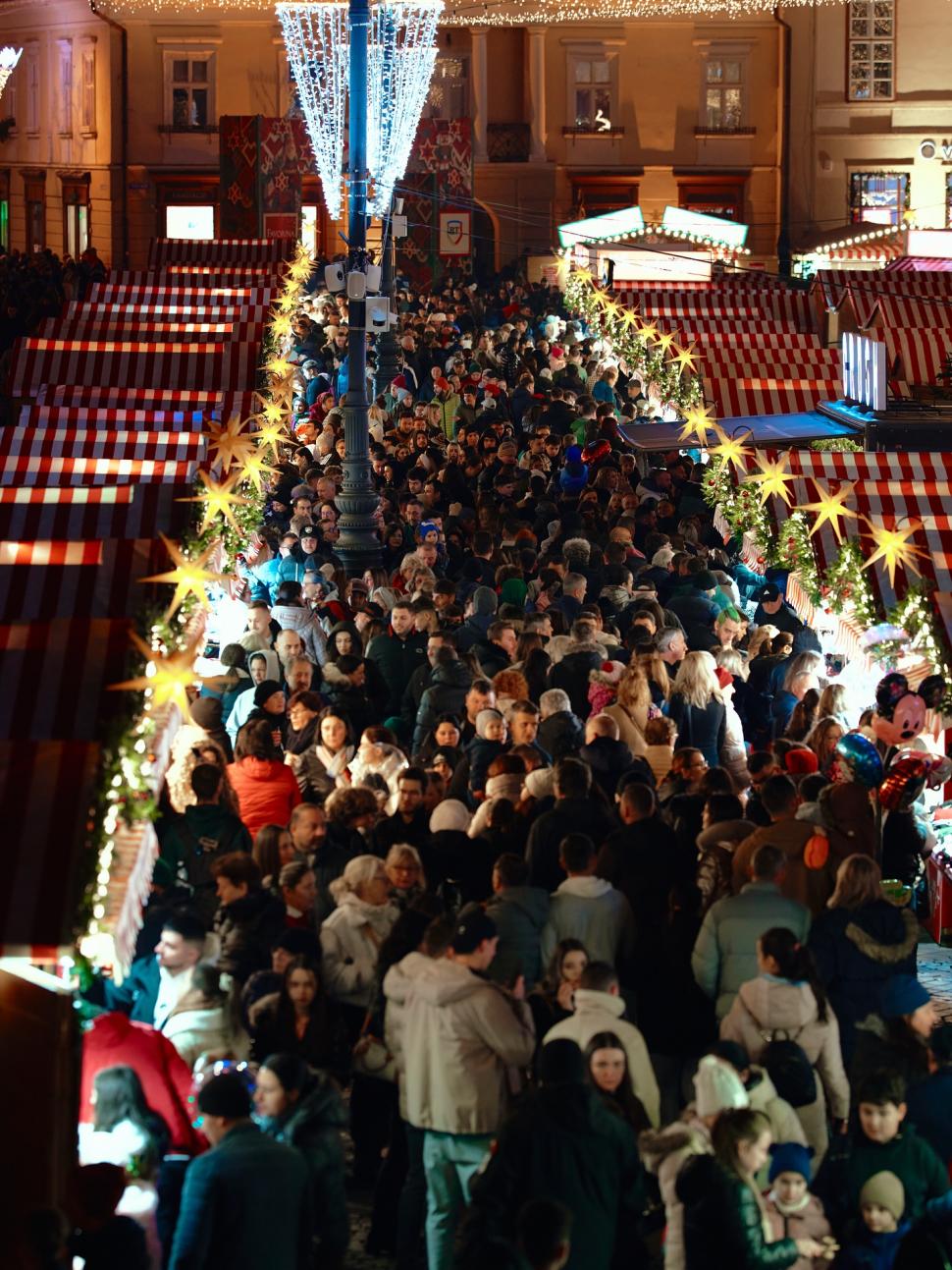 Am fost la târgul de Crăciun din Sibiu. Totul despre ediția din 2025. Plus: cât costă, de fapt, cartoful spiralat 1025406